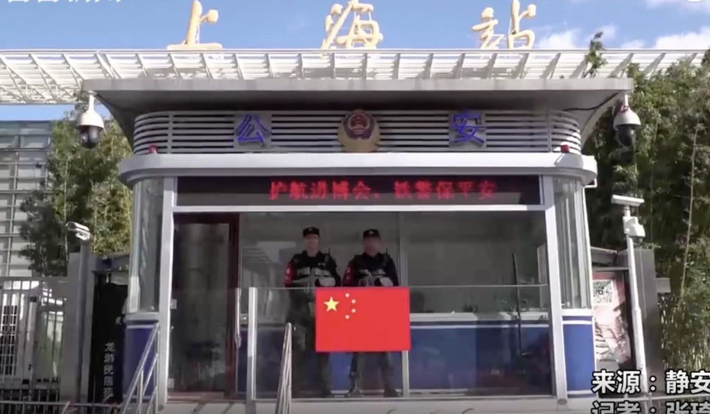 The mother of the 10-year-old boy left to beg for food at a railway station received a lecture from Shanghai police. Photo: Miaopai