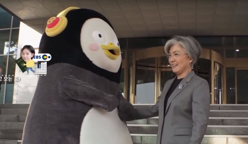 Pengsoo with South Korea's Foreign Minister Kang Kyung-wha. Photo: YouTube / Giant Peng TV