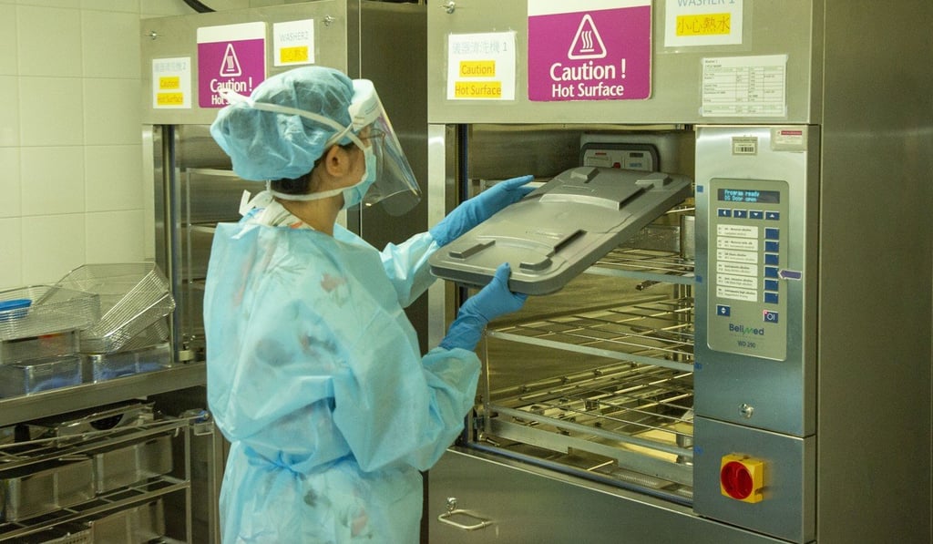 After each operation, careful cleaning of the surgical instruments in a washer, decontamination, inspection, maintenance, functionality and integrity checks, followed by sterilisation can take up to three hours. Photo: Frank Freeman