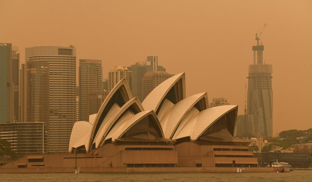 Smoke haze from bush fires in New South Wales blankets the Sydney Opera House on December 6. Photo: EPA