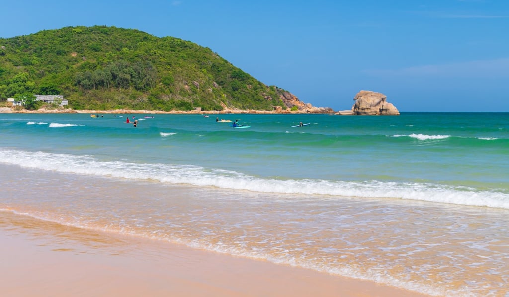 The idyllic fishing village of Houhai Bay, with numerous coral reefs located close to the shore, is popular with both snorkellers and surfers. Photo: Shutterstock/HelloRF Zcoo