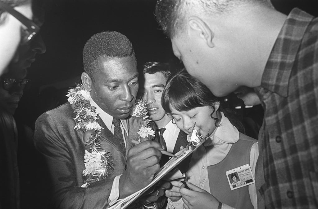 Pele signs autographs after arriving in Hong Kong on December 9, 1970. Photo: SCMP