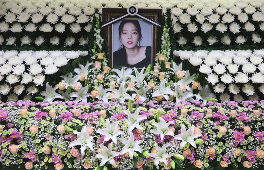 Flowers surround a portrait of Goo Hara at a Seoul hospital in November. Photo: AFP
