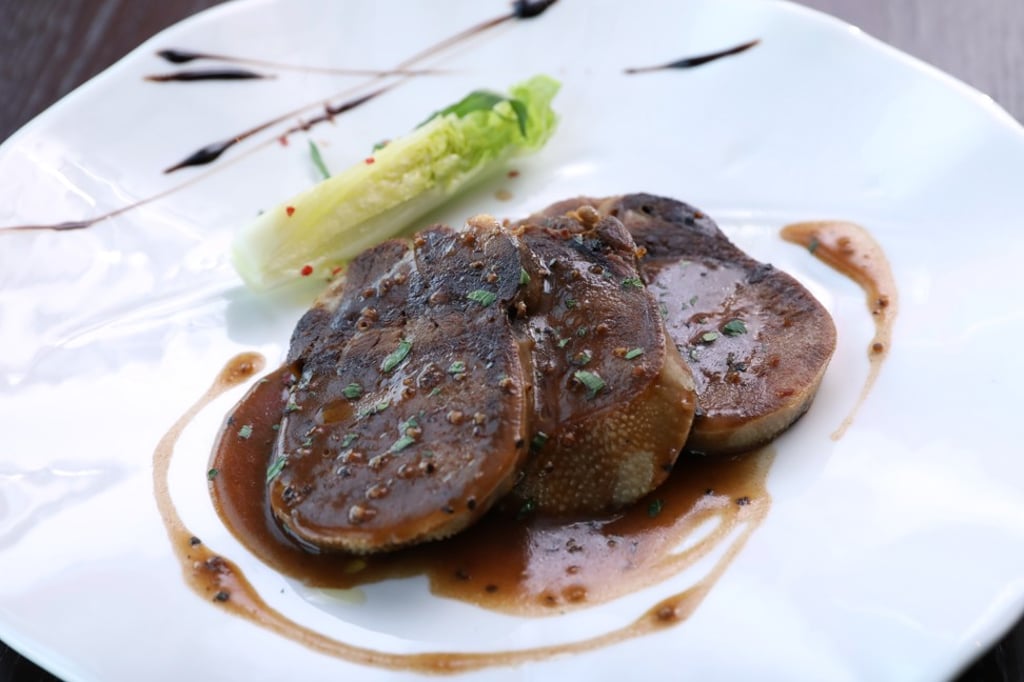 Grilled ox tongue with peppercorn dressing at The Common Room. Photo K.Y. Cheng