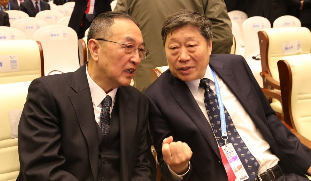Liu talks to Zhang Ruimin, chairman of Haier Group, . Photo: Xinhua chairman of China's largest PC maker Lenovo, during the Second World Internet Conference in Wuzhen Town, east China's Zhejiang province, in 2015. Photo: Xinhua