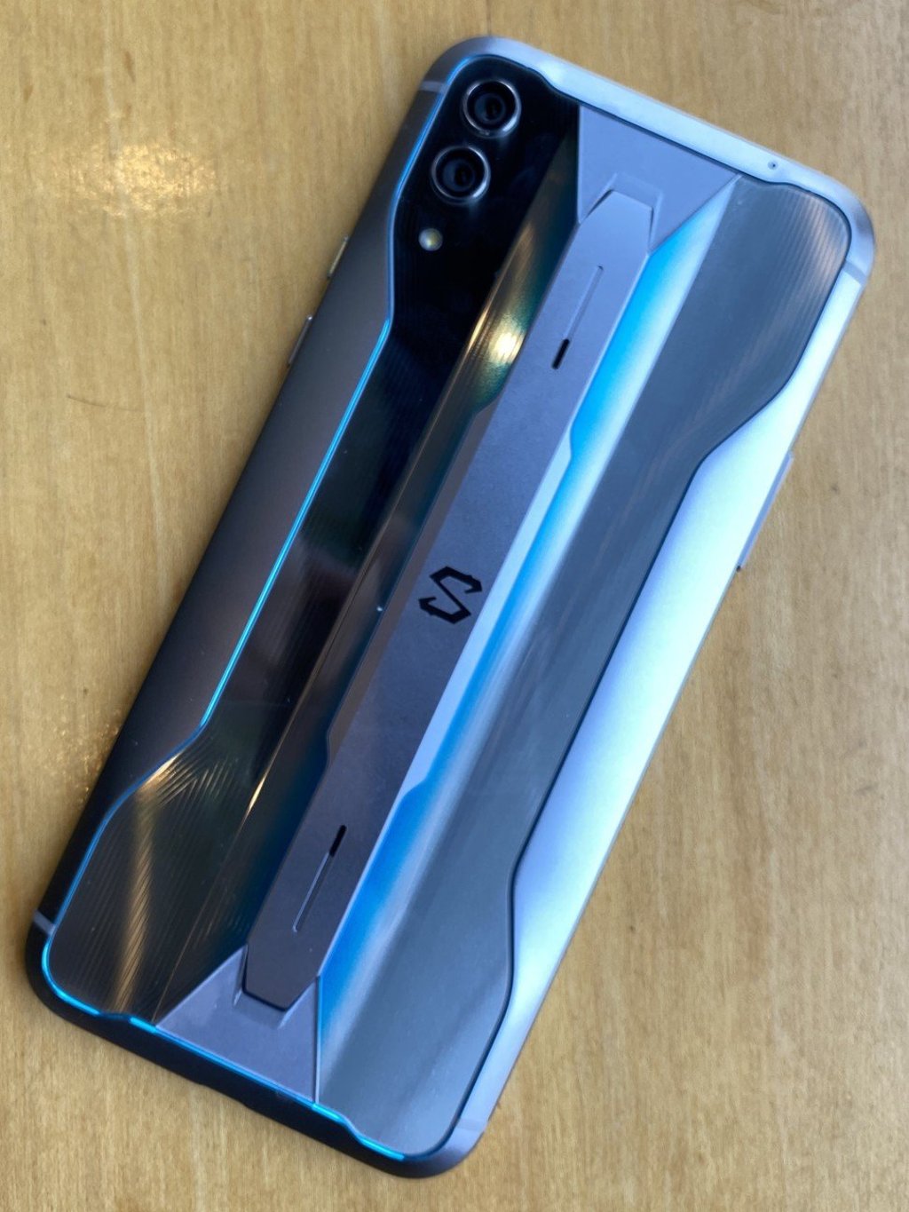 The Black Shark 2 Pro's back is crafted out of aluminium. Photo: Ben Sin