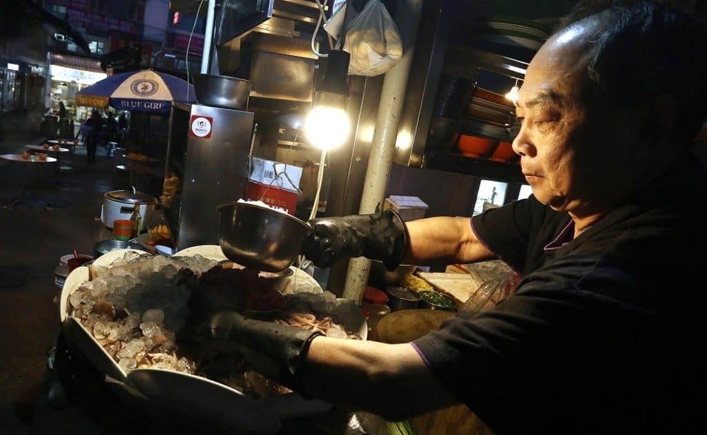 Chef-owner Lam Kee-Sing preparing dishes at Sing Kee. Photo: Jonathan Wong