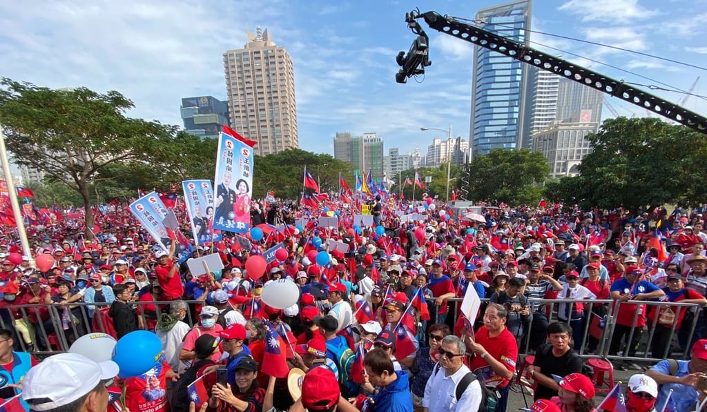 Han Kuo-yu’s supporters gather at the rival demonstration, many dressed in the colour of the Taiwan flag. Photo: CNA