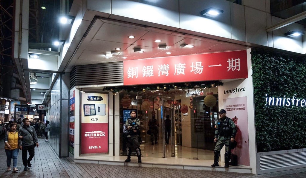 Police outside the Causeway Bay Plaza 1 mall after Sunday’s robbery. Photo: Sun Yeung