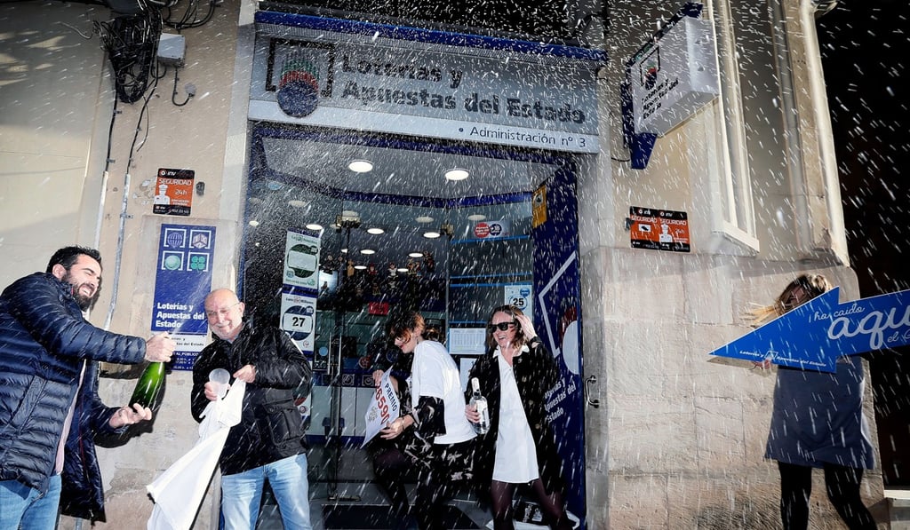 People celebrate at the lottery administration. Photo: EPA-EFE People celebrate at the lottery administration. Photo: EPA-EFE