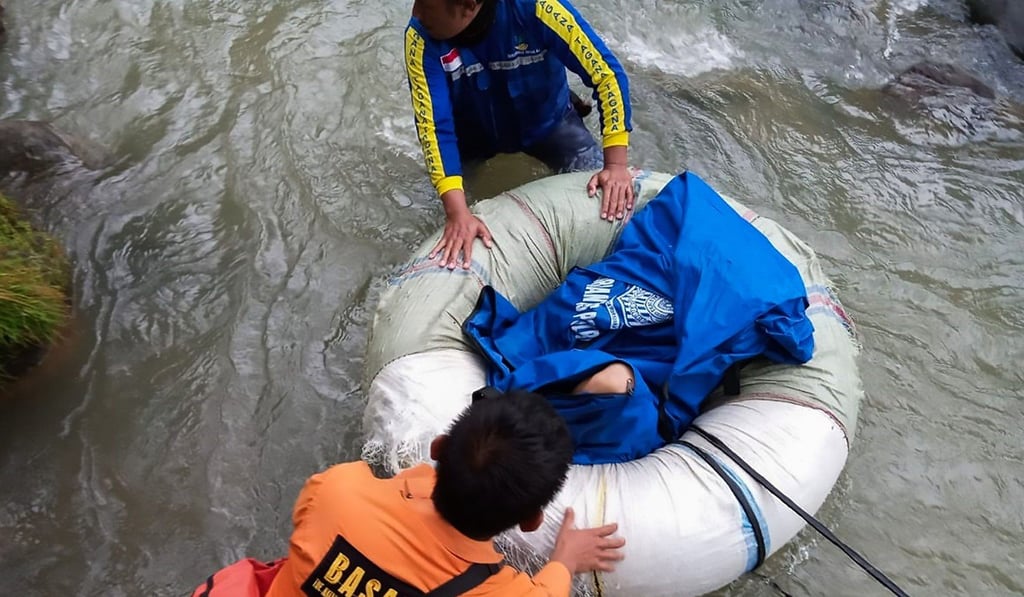 Rescue personnel retrieving a victim after a bus careered into a 150-metre deep ravine. Photo: AFP Rescue personnel retrieving a victim after a bus careered into a 150-metre deep ravine. Photo: AFP