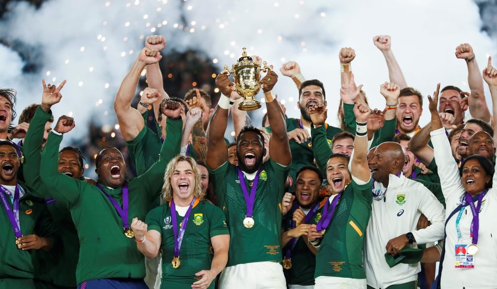 Captain Siya Kolisi (centre) lifts the Webb Ellis trophy after South Africa win the World Cup. Photo: AFP