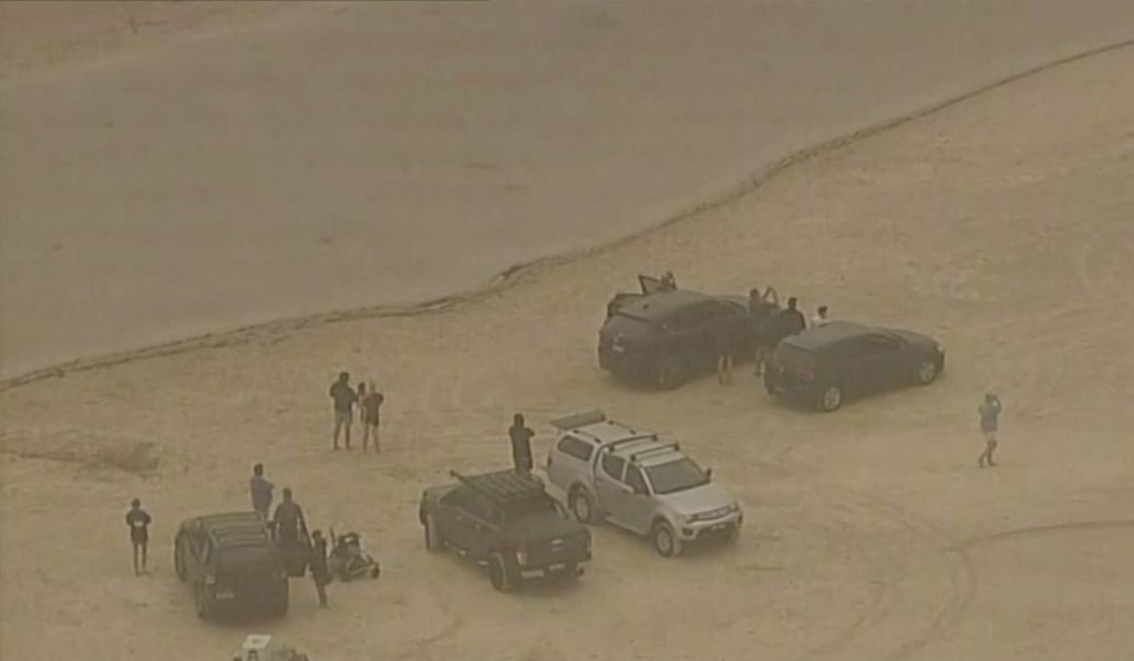 People evacuate to a lake to escape wildfires in Ulladulla, New South Wales. Photo: AP
