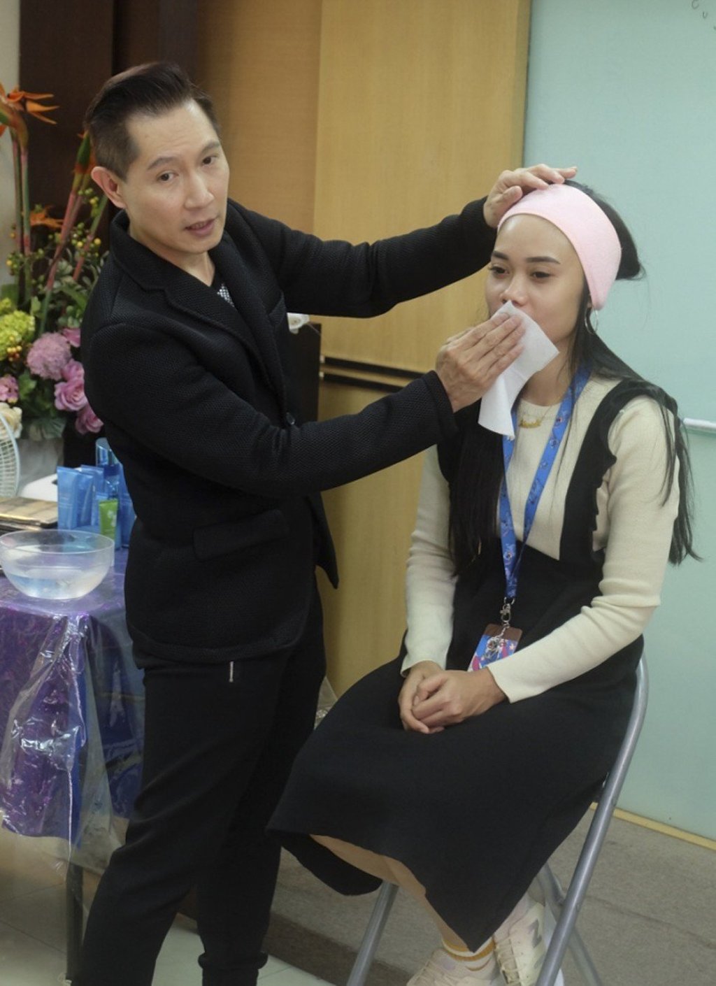 Rasyada’s teacher August Chen holding a make-up class for Indonesian migrant workers at a beauty institute in Taipei. Photo: Antonia Timmerman Rasyada’s teacher August Chen holding a make-up class for Indonesian migrant workers at a beauty institute in Taipei. Photo: Antonia Timmerman
