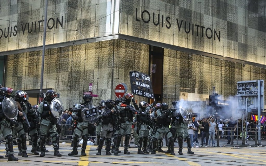Riot police firing tear gas to disperse anti-government protesters during a lunchtime rally, in front of the Louis Vuitton boutique in Central on November 12. Photo: K.Y. Cheng