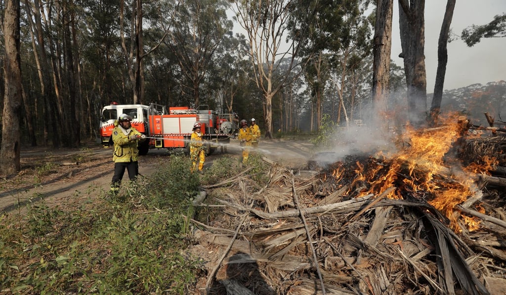 Firefighters battles a fire near Bendalong, Australia. Photo: AP Photo