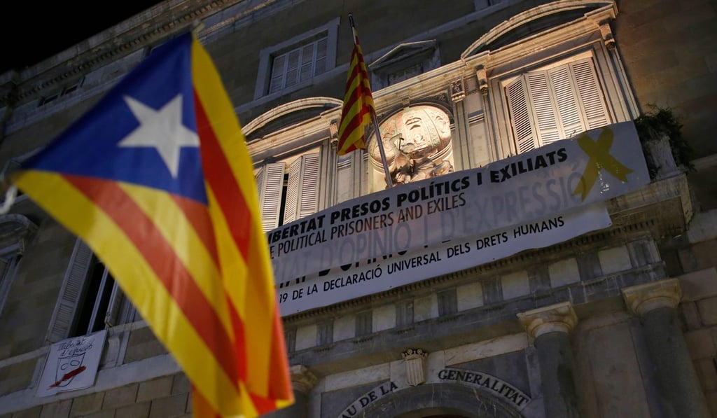 A banner demanding freedom for political prisoners and exiles hangs from the balcony of the Generalitat (government headquarters) in Barcelona. Photo: AFP