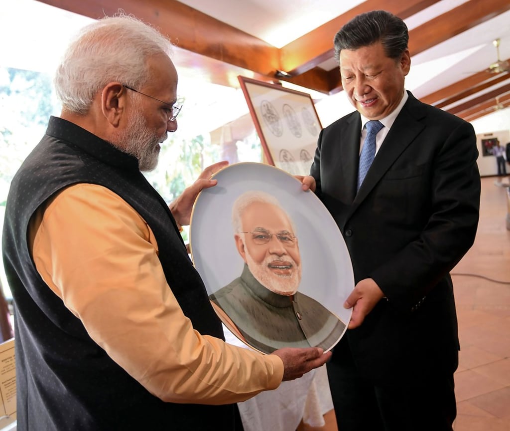 Narendra Modi exchanges gifts with Xi Jinping during their October 2019 meeting in Mamallapuram. Photo: AFP