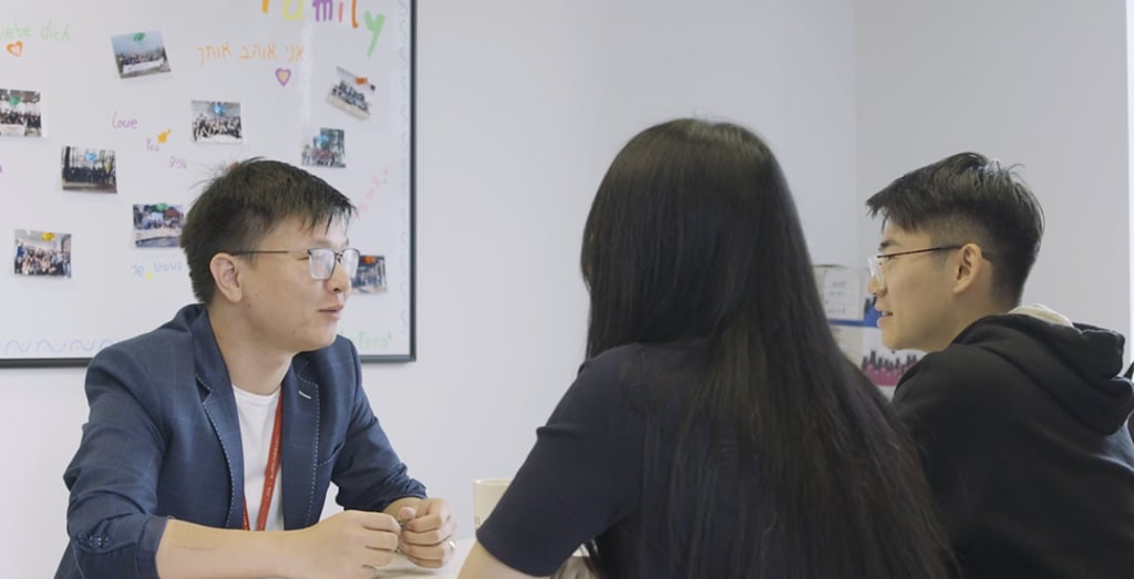 Beginners using the eToro social trading platform are able to replicate the successes of experienced traders for free.