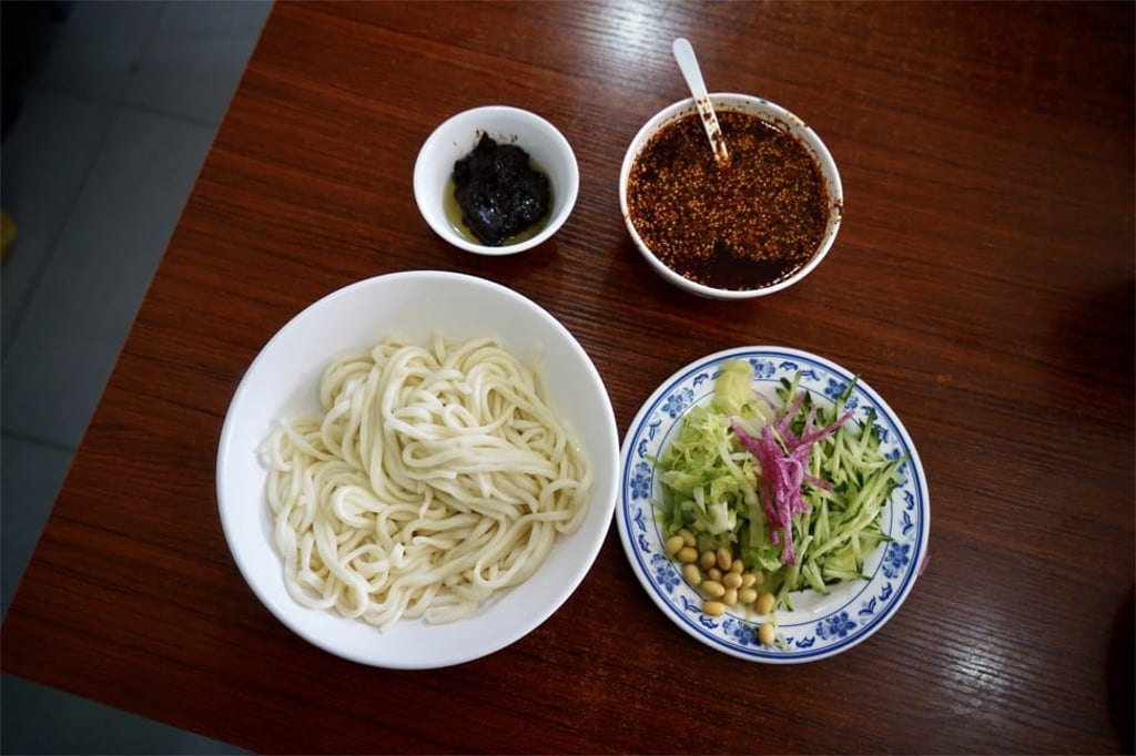 Zhajiangmian (noodles with soybean paste) at Fangzhuanchang hutong. Photo: Tom Wang