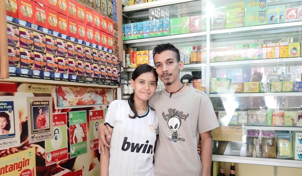 Sarifah Nurhayati, who uses a Madura stick, and her husband, Reno Waldi, who sells them. Photo: Ade Mardiyati
