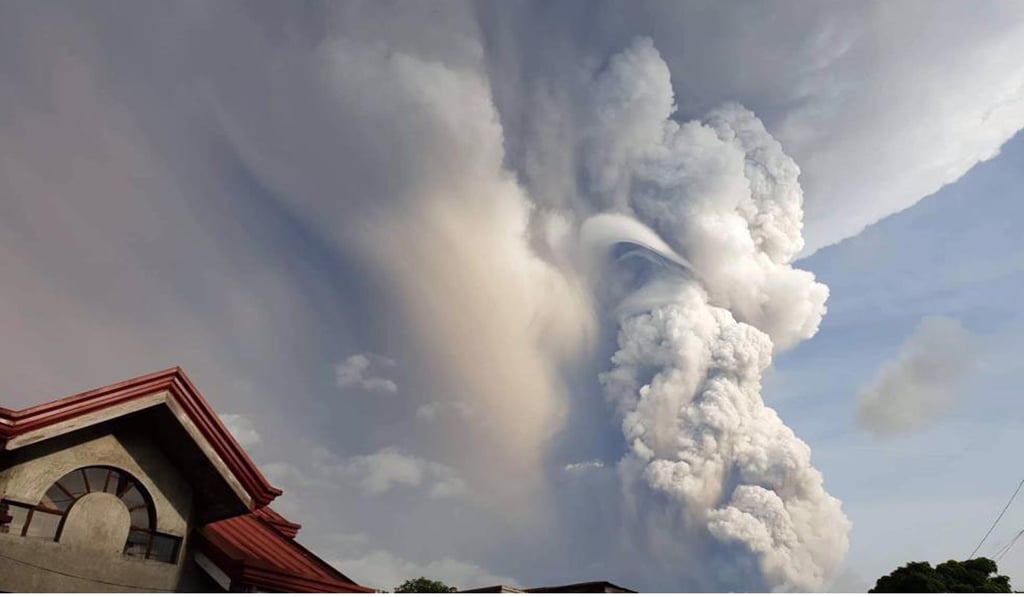 Taal Volcano spews ash and smoke on Sunday, January 12. It last erupted in 1977. Photo: AP Taal Volcano spews ash and smoke on Sunday, January 12. It last erupted in 1977. Photo: AP