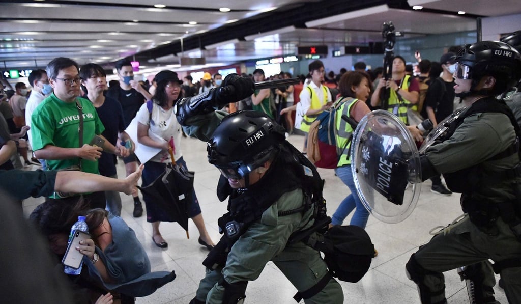 Police officers clash with protesters at Central Station on September 8, 2019. A proposed inquiry by the Hong Kong Bar Association would look into violence by both protesters and police. Photo: Getty Images