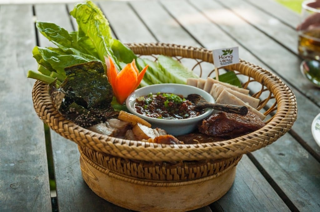 A Laotian starter selection at Kong View restaurant, by the Mekong in Vientiane, including Luang Prabang sausage and riverweed A Laotian starter selection at Kong View restaurant, by the Mekong in Vientiane, including Luang Prabang sausage and riverweed