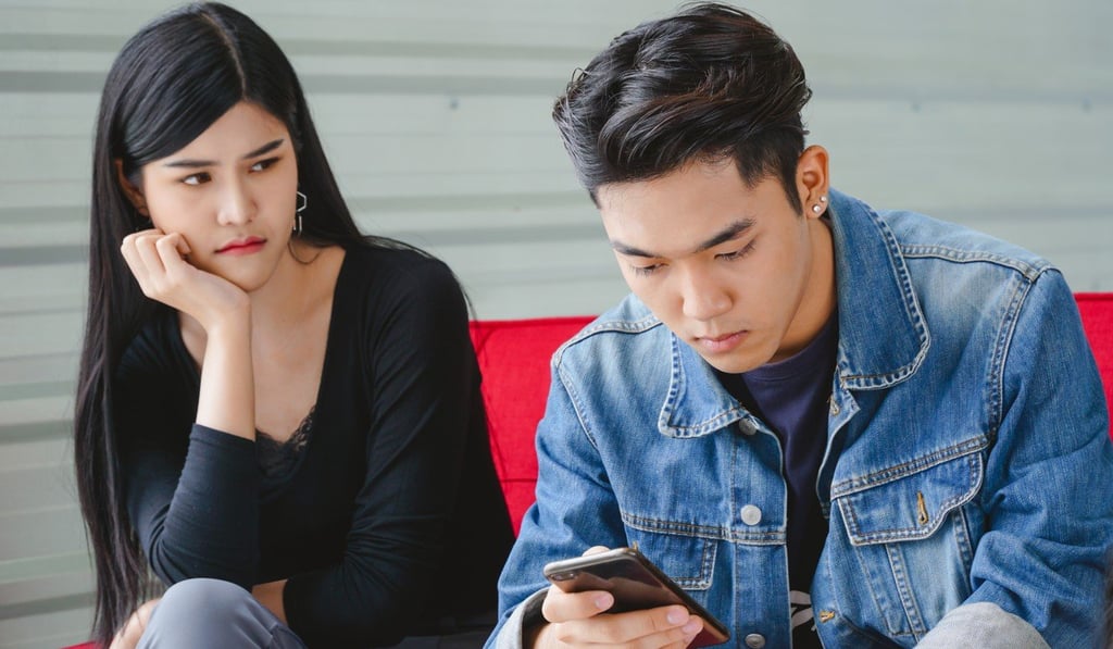 It is painful to see your romantic partner acting cold and distant. Photo: Shutterstock