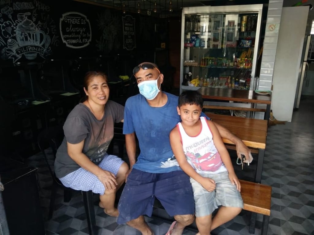 Adriano O Mantiel with his wife and son. Photo: Ceritalah