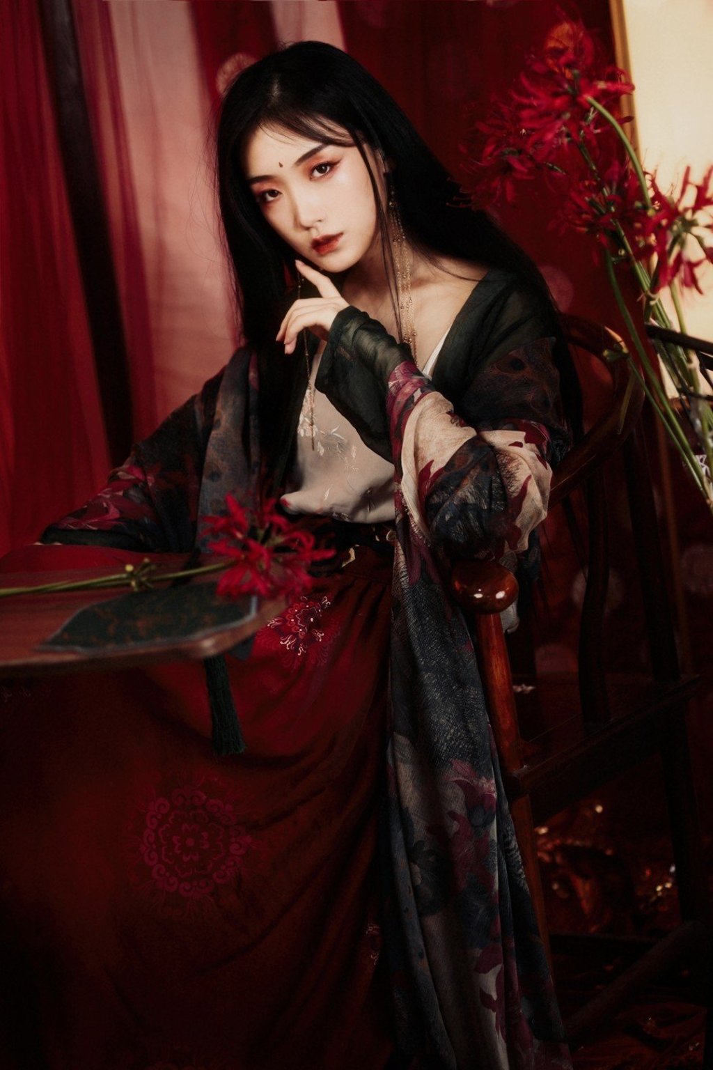 Aigis Zhang make videos showcasing Tang dynasty make-up and fashion to upload on Bilibili, and has sponsorship from cosmetics companies. Aigis Zhang make videos showcasing Tang dynasty make-up and fashion to upload on Bilibili, and has sponsorship from cosmetics companies.