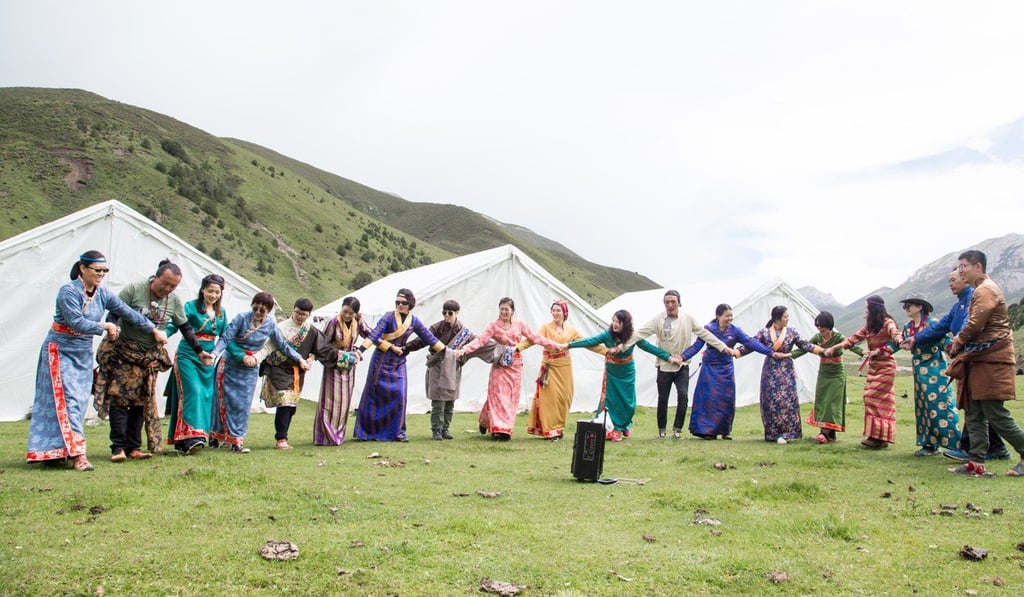 Tourists staying with nomads on the Qinghai-Tibet Plateau learn a prairie dance. Photo: Nomad's Way Tourists staying with nomads on the Qinghai-Tibet Plateau learn a prairie dance. Photo: Nomad's Way