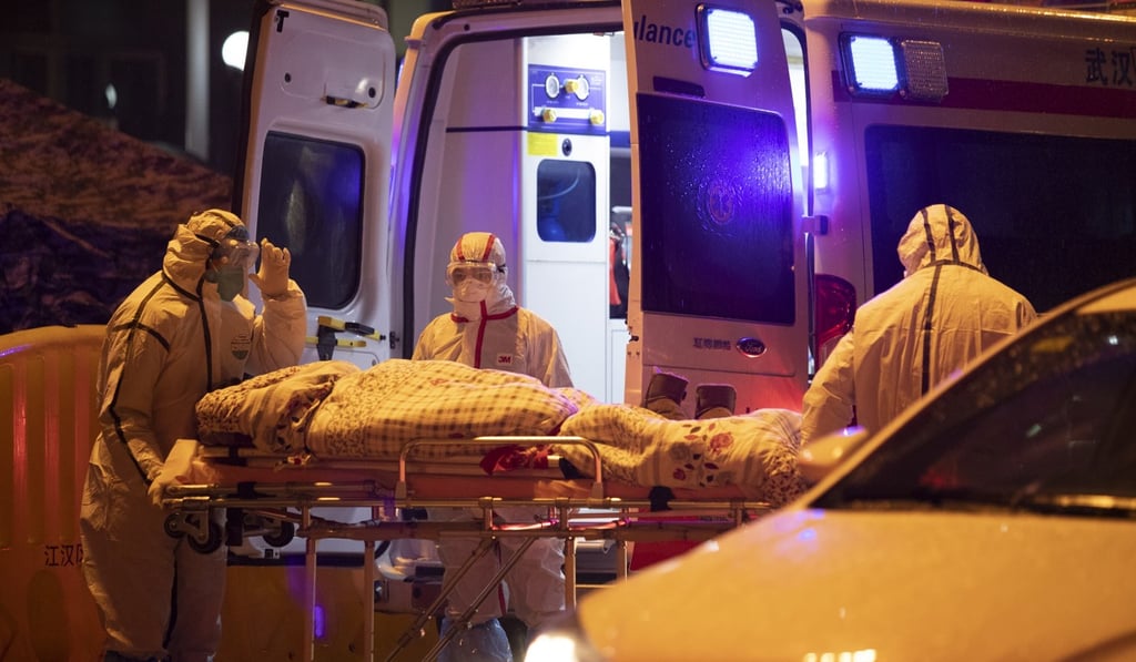 Medical staff transfers a patient with the coronavirus at a hospital in Wuhan, China. Photo: EPA-EFE Medical staff transfers a patient with the coronavirus at a hospital in Wuhan, China. Photo: EPA-EFE