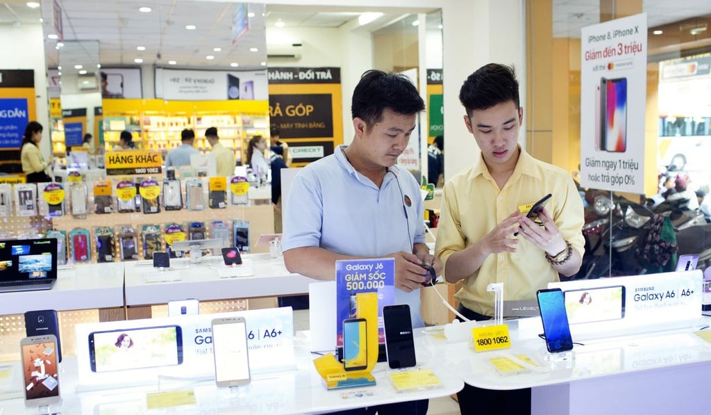 An employee assists a customer at a Thegioididong.com store in Ho Chi Minh City, Vietnam. Photo: Bloomberg