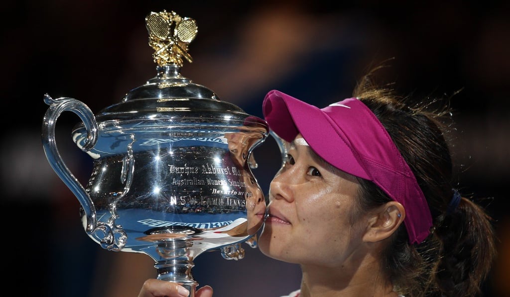Li Na of China kisses the Australian Open trophy in 2014. Photo: AP