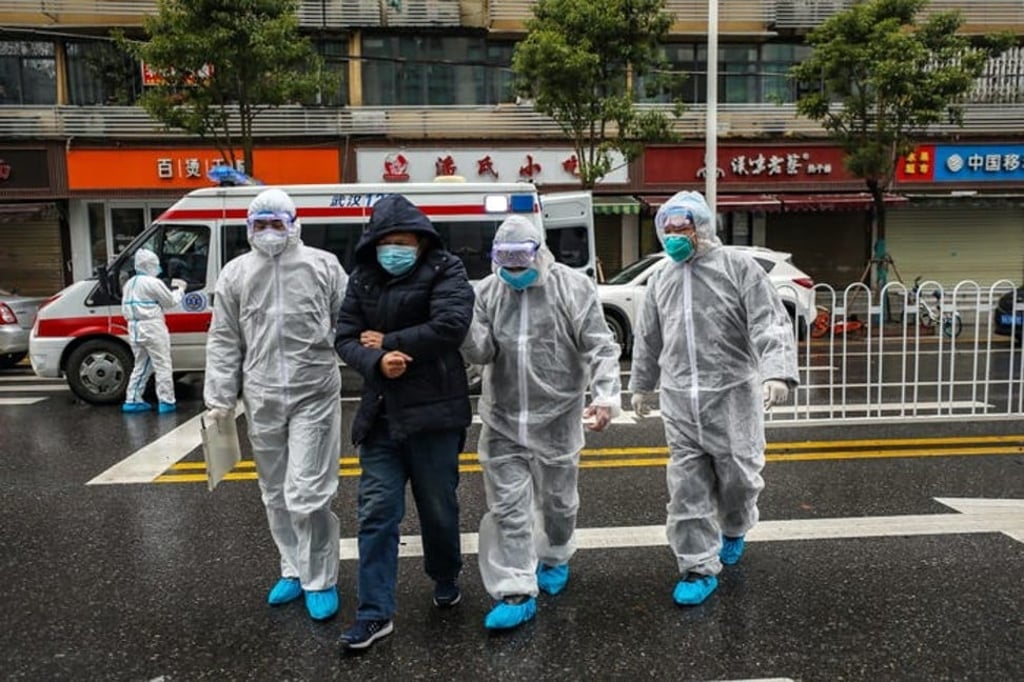 Medics help a patient walk into a hospital in Wuhan, China, on January 26. Photo: Getty Images Medics help a patient walk into a hospital in Wuhan, China, on January 26. Photo: Getty Images