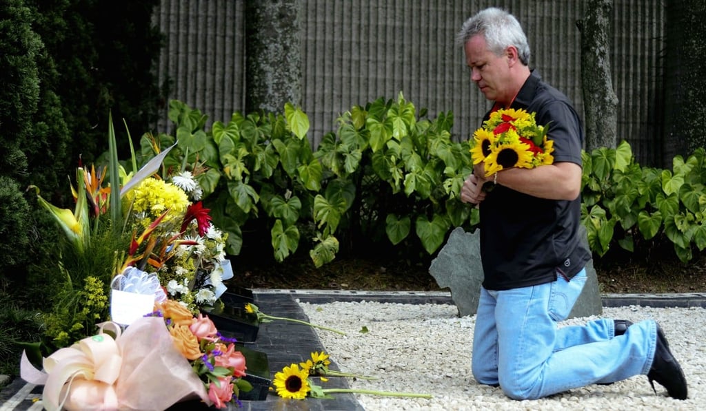 Jhon Jairo Velasquez, aka “Popeye”, visits the tomb of Colombian drug lord Pablo Escobar at the Montesacro Cemetery in Medellin. Photo: AFP Jhon Jairo Velasquez, aka “Popeye”, visits the tomb of Colombian drug lord Pablo Escobar at the Montesacro Cemetery in Medellin. Photo: AFP