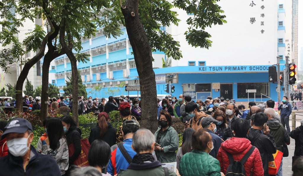 Long queues formed after Galaxy Engineering Holding said it would give out masks for free in Tai Kok Tsui. Photo: Sam Tsang