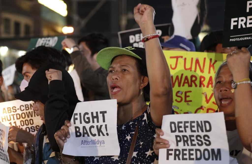 Protesters chant slogans during a rally in Manila on February 10, 2020. Photo: AP Protesters chant slogans during a rally in Manila on February 10, 2020. Photo: AP