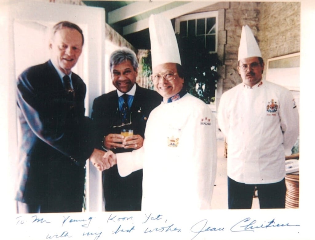 Yeung Koon-yat with former Canadian prime minister Jean Chrétien Yeung Koon-yat with former Canadian prime minister Jean Chrétien