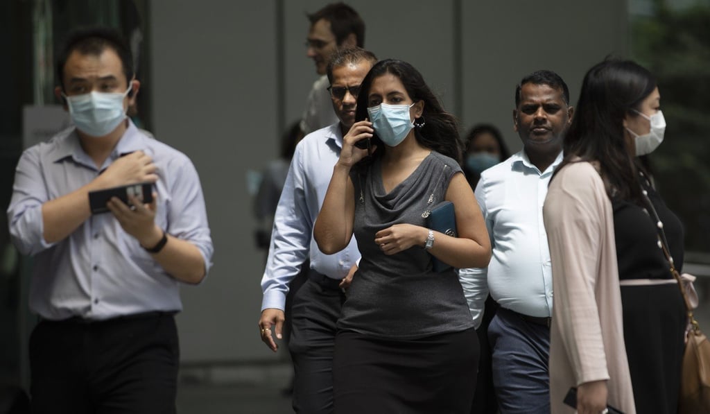 People seen in masks at the Central Business District in Singapore, February 12, 2020. Photo: EPA-EFE People seen in masks at the Central Business District in Singapore, February 12, 2020. Photo: EPA-EFE