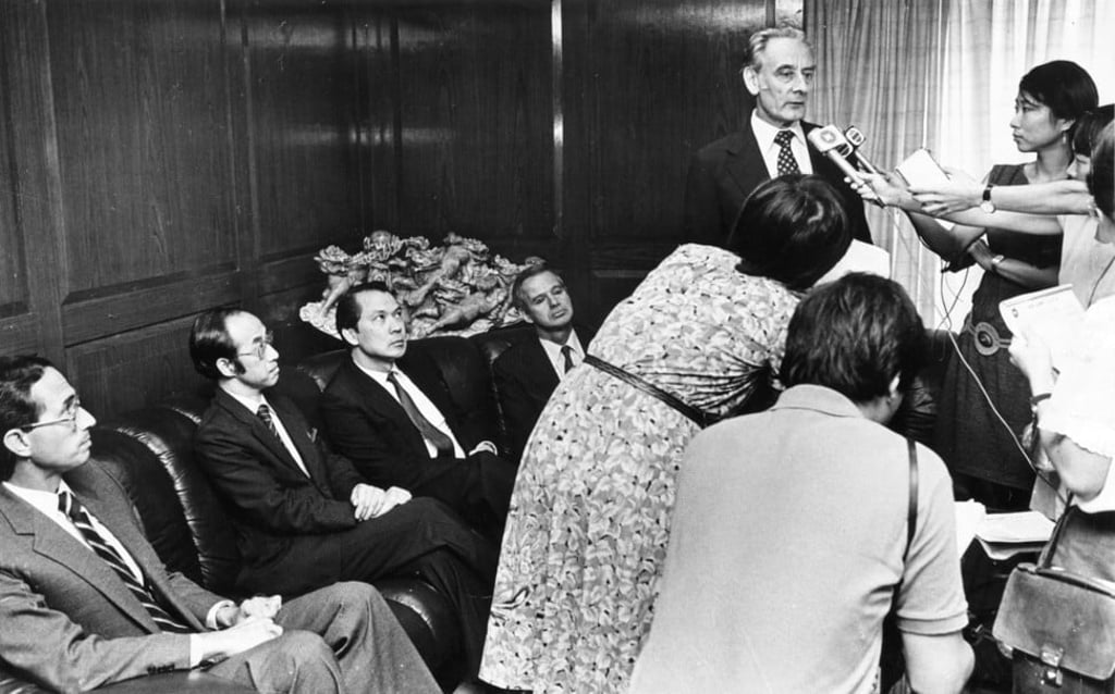 Mo (far right) interviews the secretary for monetary affairs Douglas Blye, after it was announced that the Hong Kong government would take over the troubled Hang Lung Bank, in 1983. Photo: SCMP