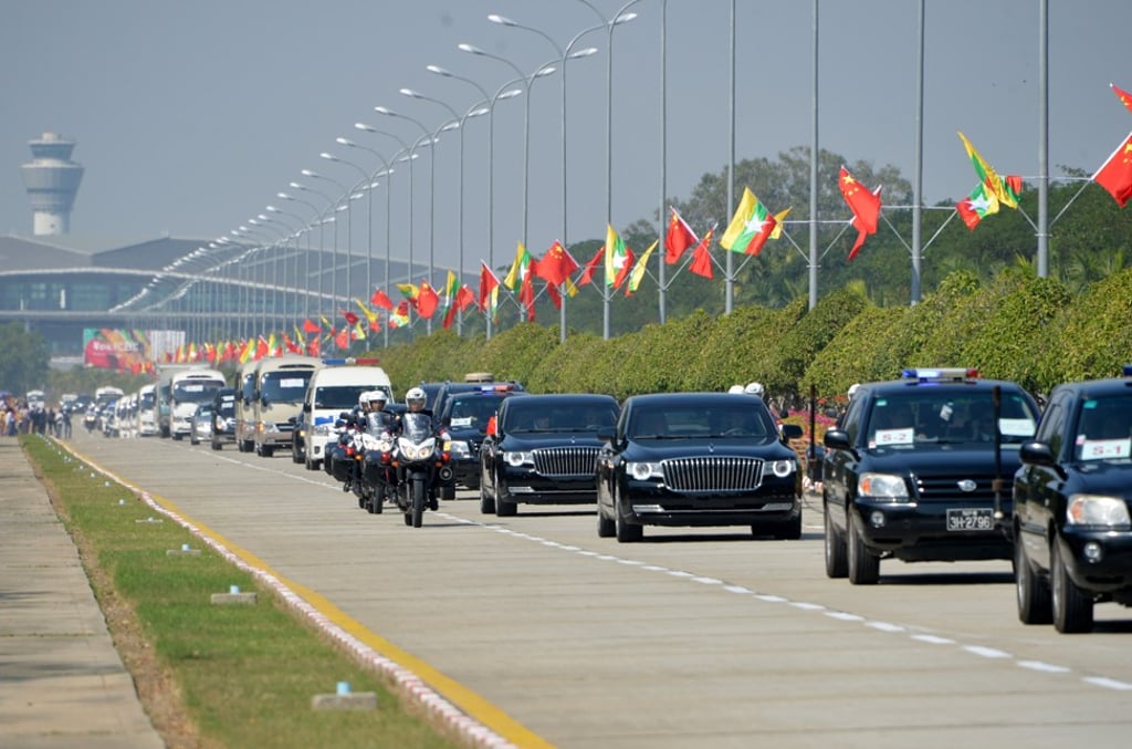 The convoy carrying Chinese President Xi leaves the Naypyidaw airport in Naypyidaw. Photo: AFP