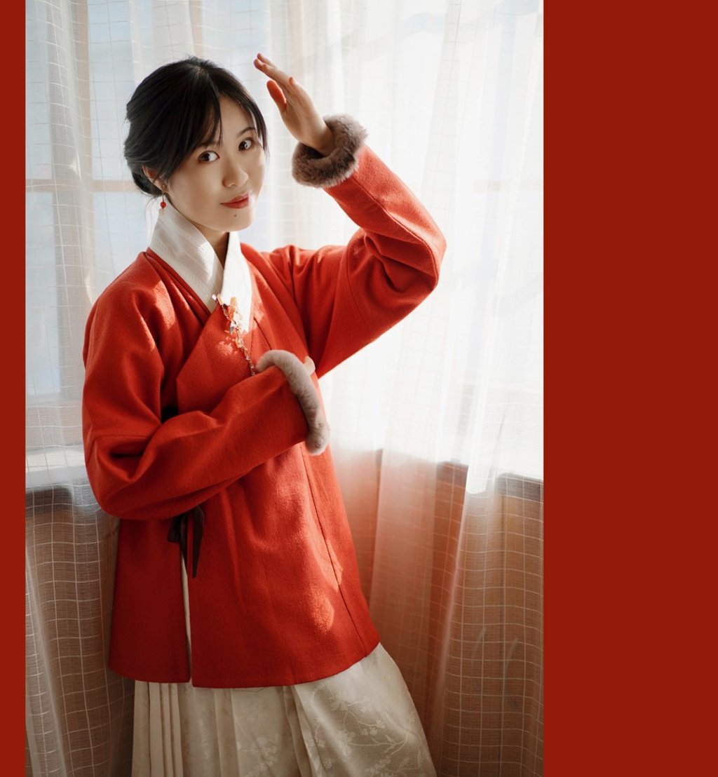 Li Guoguo has been live-streaming her collection of ancient Chinese clothing while stuck at home because of the coronavirus.