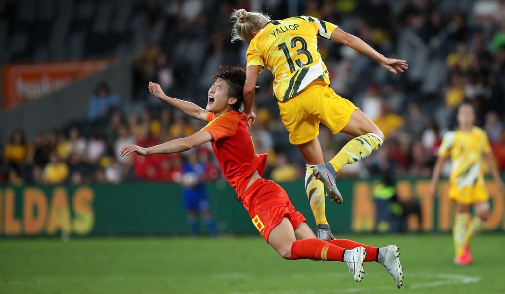 Ma Jun (in red) of China vies with Tameka Yallop of Australia during the Olympic qualifying tournament in Sydney. Photo: Xinhua