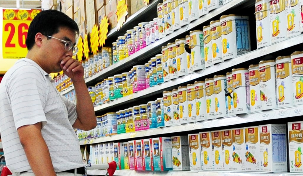 A Chinese man selects milk powder at a supermarket in Beijing on July 9, 2010. Photo: AFP