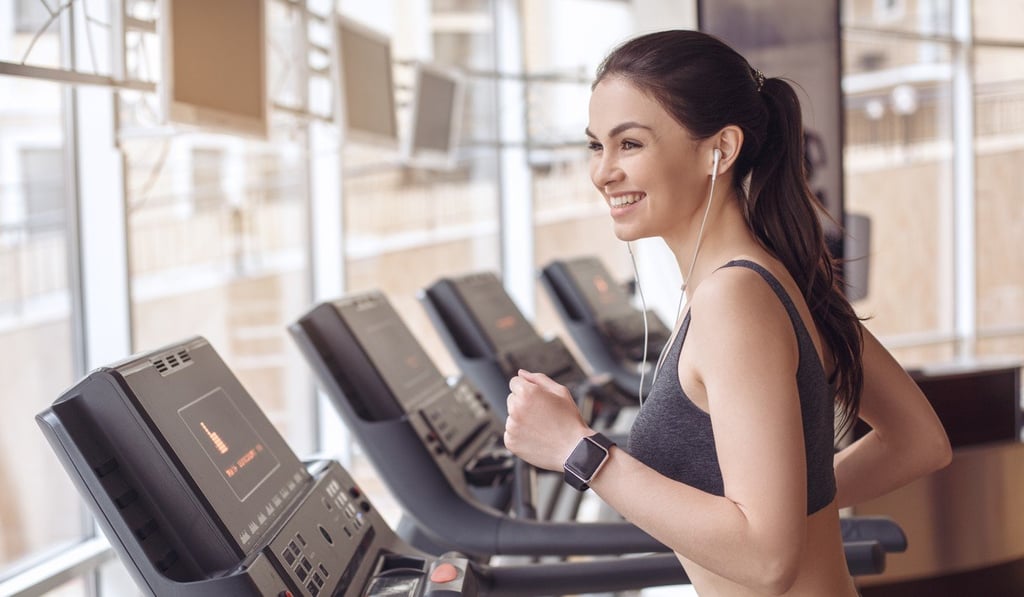 Listening to fast music while you work out distracts you from fatigue. Photo: Shutterstock