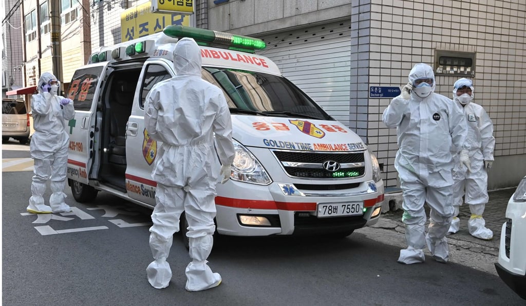 South Korean medical workers wearing protective gear visit a residence of people with suspected symptoms of the Covid-19 coronavirus to take samples. Photo: AFP South Korean medical workers wearing protective gear visit a residence of people with suspected symptoms of the Covid-19 coronavirus to take samples. Photo: AFP