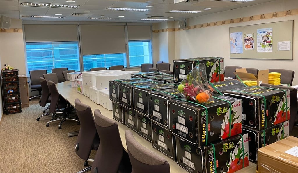 Workers from the Social Welfare Department were asked to buy 20 boxes of dragon fruit for residents under quarantine in Chun Yeung estate in Fo Tan. Photo: Handout Workers from the Social Welfare Department were asked to buy 20 boxes of dragon fruit for residents under quarantine in Chun Yeung estate in Fo Tan. Photo: Handout