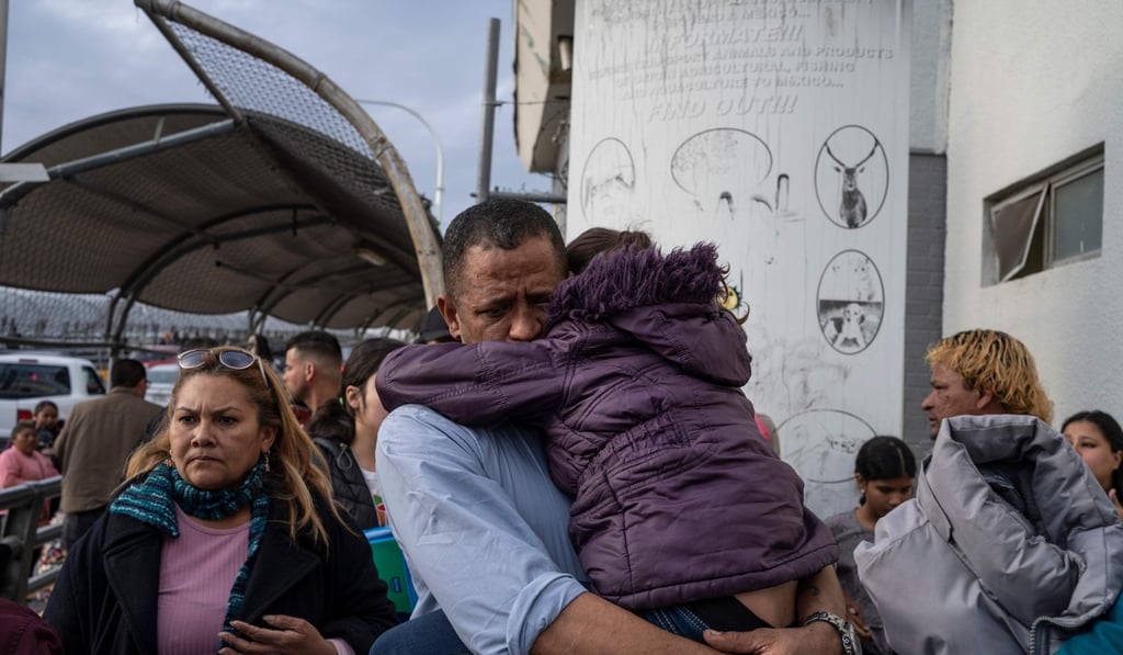 A man from Venezuela seeking asylum in the United States holds his daughter at the entrance to the Paso del Norte International Bridge after the news that the Migrant Protection Protocols program was halted on February 28, 2020, in Ciudad Juárez. Photo: AFP